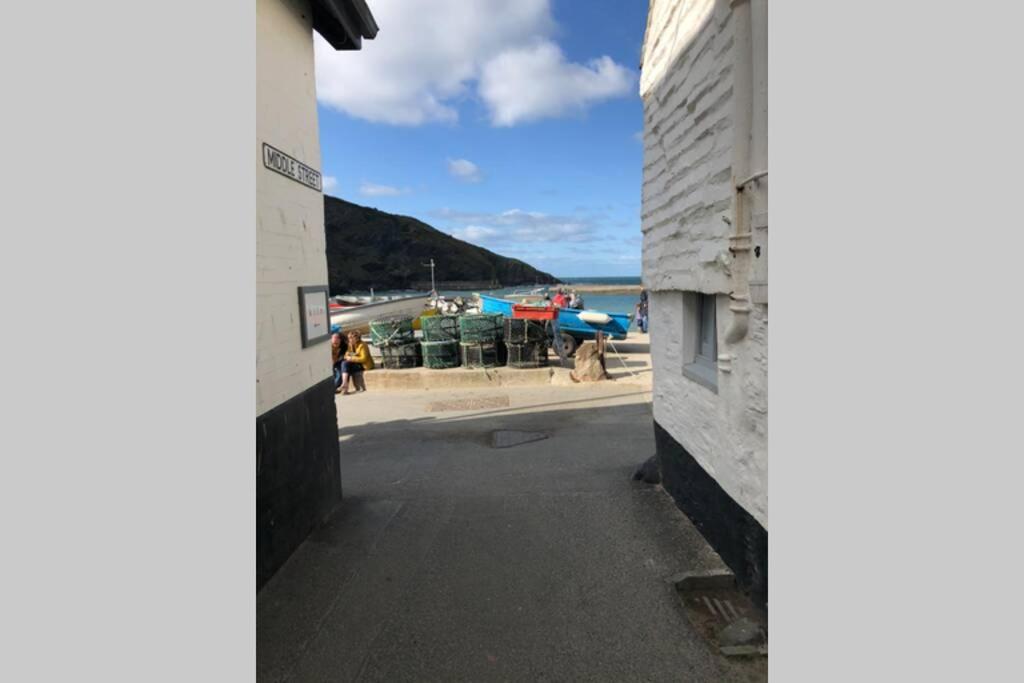 Molls Yard Newly Decorated Apartment Port Isaac Bagian luar foto
