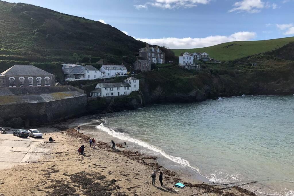 Molls Yard Newly Decorated Apartment Port Isaac Bagian luar foto